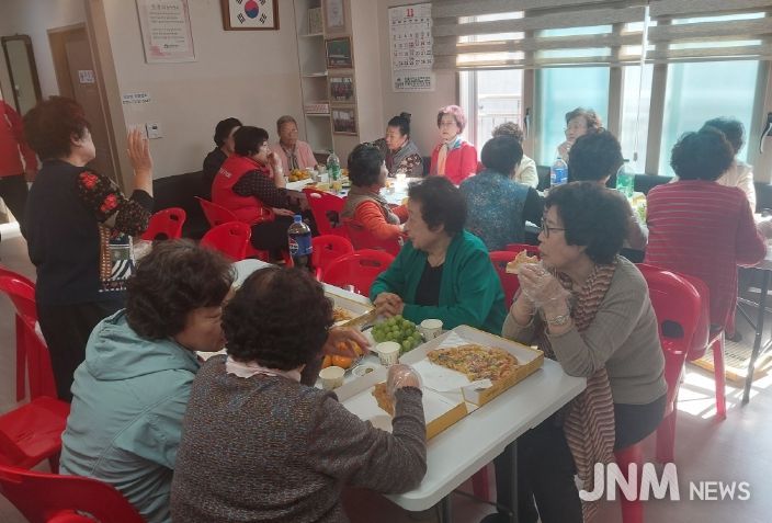 부산 중구 무한리필봉사단, 어르신께 사랑의 피자 식사 대접