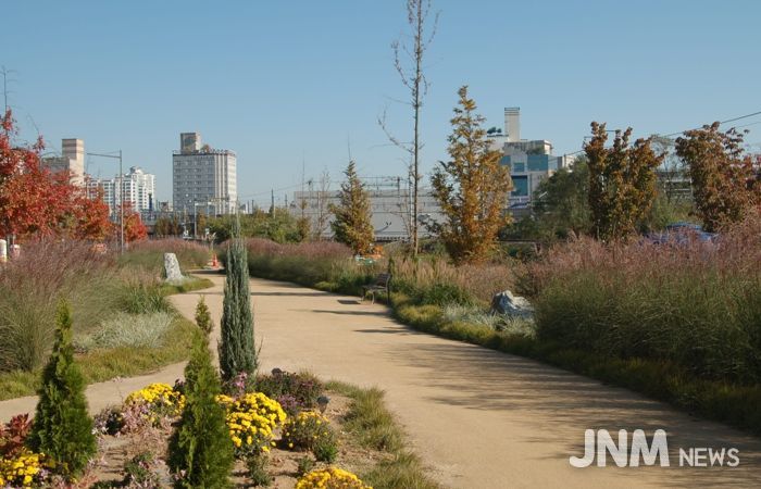 청주시 오송물결정원, 주민 손길 더해 가을정원으로 변신