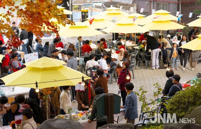 대전 대덕구가 8일 대화어린이놀이터(대화1길 38) 일원에서 ‘2025 대화 어울림 문화장터·축제’를 개최한 가운데 주민들이 다양한 체험 프로그램을 진행하고 있다.