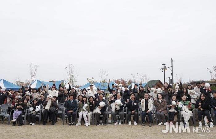 8일 미사아일랜드 펫존에서 열린 ‘2025 하남시 반려동물 문화축제’에서 반려인과 반려견들이 기념촬영을 하고 있다.