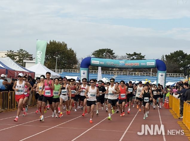 제18회 진해마라톤대회, 해군창설 80주년 기념 특별코스로 성황리 개최