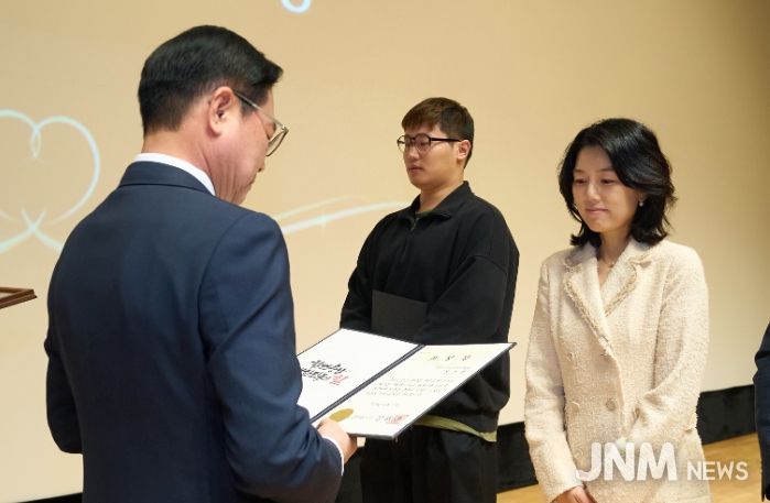 1. 김석필 천안시장 권한대행 부시장이 10일 김소정 씨에게 다자녀 모범가정 충청남도지사 표창을 전달하고 있다.