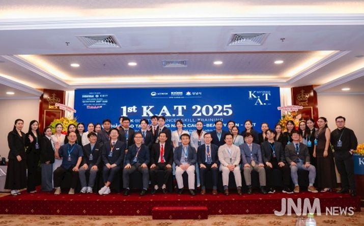 (맨 앞줄 배석 좌석 좌측부터) 리본의원 김병선 원장, 리메이드의원 이정훈 원장, KBIT 노현택 대표, 성남산업진흥원 김홍철 센터장, 르반틴 병원 쩐 반 칸 병원장, 파스칼의원 강경진 원장, 한국스마트의료기기산업진흥재단 허 영 부이사장, 분당서울대병원 허찬영 성형외과장, 순천향대 부천병원 박은수 성형외과장, 분당서울대병원 김종호 교수, 분당서울대병원 김백규 교수