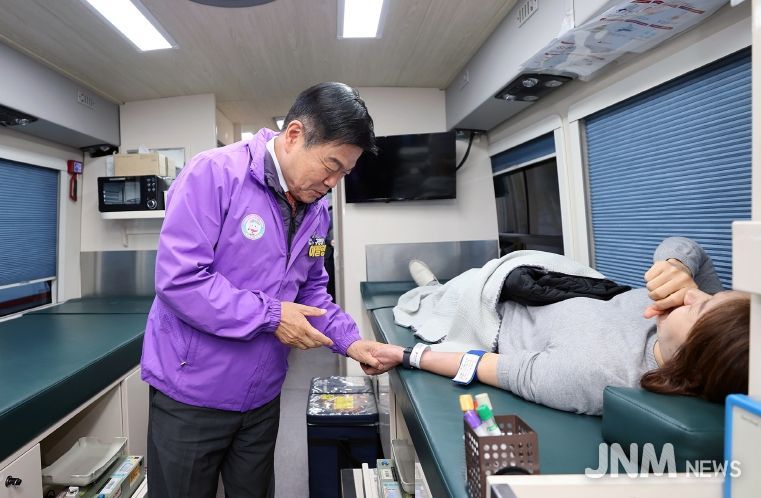 이필형 동대문구청장이 헌혈하는 직원을 격려하고 있다.