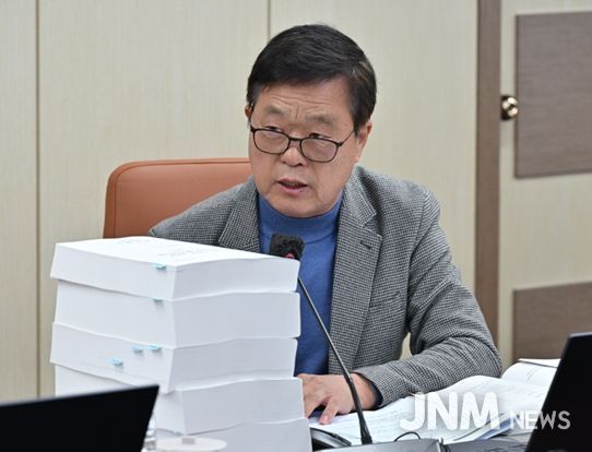 제333회 정례회 교통위 행정사무감사에서 질의하는 김원중 시의원