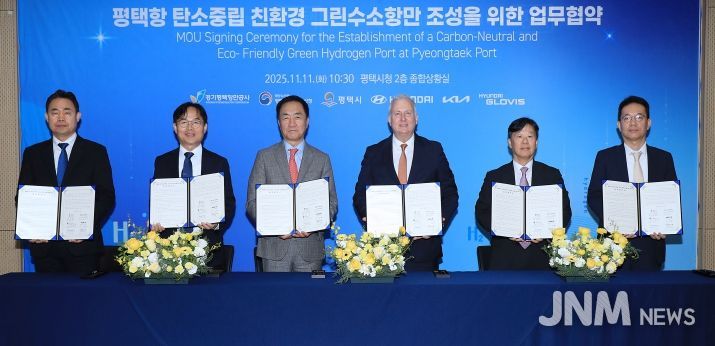 왼쪽부터 경기평택항만공사 사장 직무대행 김금규, 평택지방해양수산청장 도경식, 평택시장 정장선, 현대차 부사장 켄 라미레즈, 현대글로비스 상무 김정석, 기아 상무 이덕현