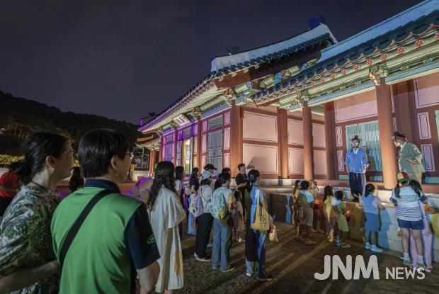 수원화성 태평성대 ‘주민 배우와 함께하는 고궁 산책’ 프로그램을 진행하고 있다.