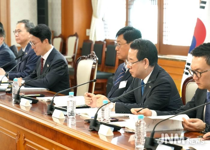 김영록 전라남도지사가 12일 오후 정부서울청사에서 김민석 국무총리(위원장)를 비롯한 관계 장관, 광주광역시장, 유가족 대표 등이 참석한 가운데 열린 ‘12·29여객기참사 피해자 지원·추모위원회 제1차 회의’에서 모두발언을 경청하고 있다.