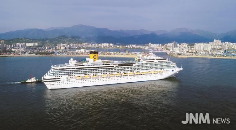 속초항 입항하는 코스타세레나호