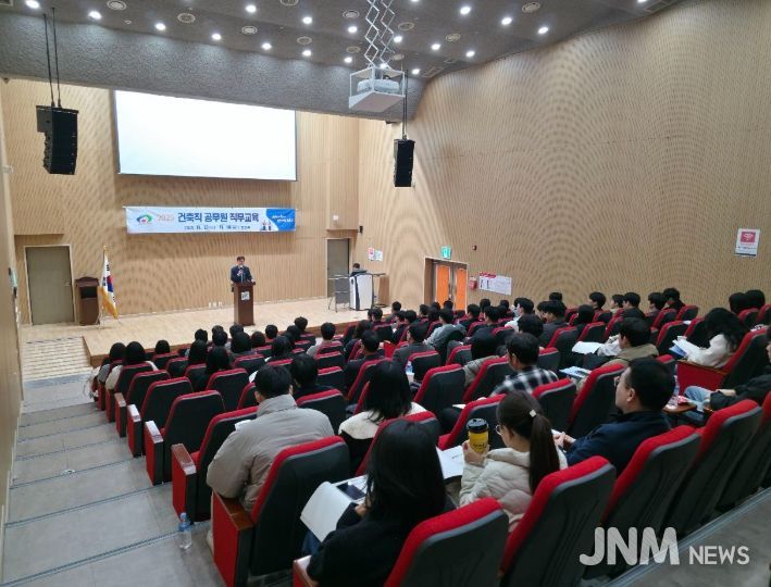 1. 천안시는 13일 천안 축구센터에서 건축직 공무원을 대상으로 외부 전문가 이론 교육을 실시했다.