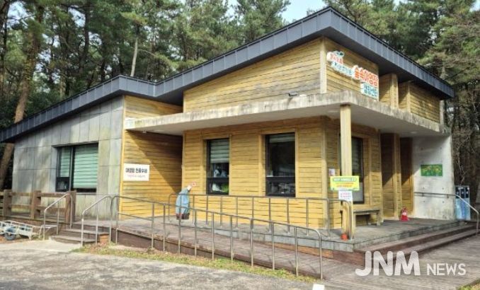 붉은오름 자연휴양림 숲속야영장 내 캠핑센터