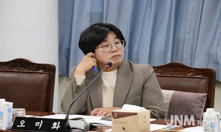 전라남도의회 제395회 제2차 정례회 기획행정위원회 소관 전남연구원 행정사무감사(11일)에서 오미화 의원이 집행부를 향해 질의하고 있다.