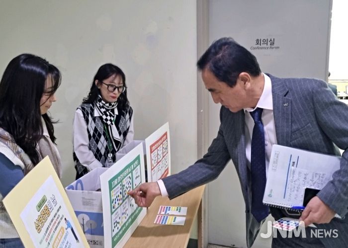 HU공사 한병홍 사장이 ‘상호 존중 에티켓 자가 진단’ 행사에 참여중이다.