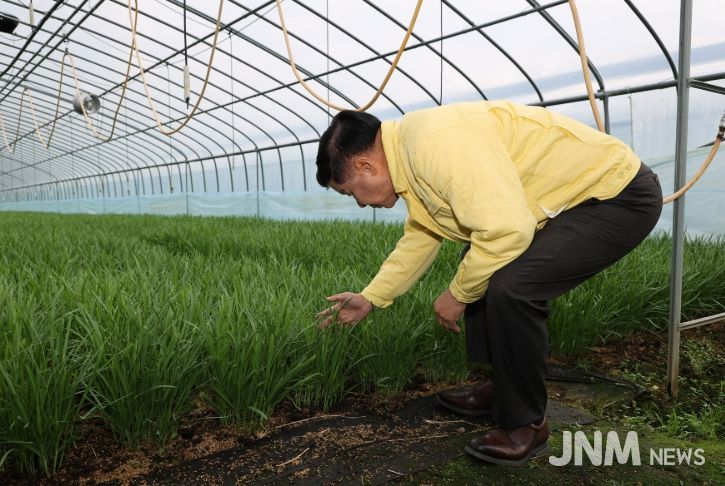 고성군수, 부추재배 농가 현장 찾아 농업인 격려