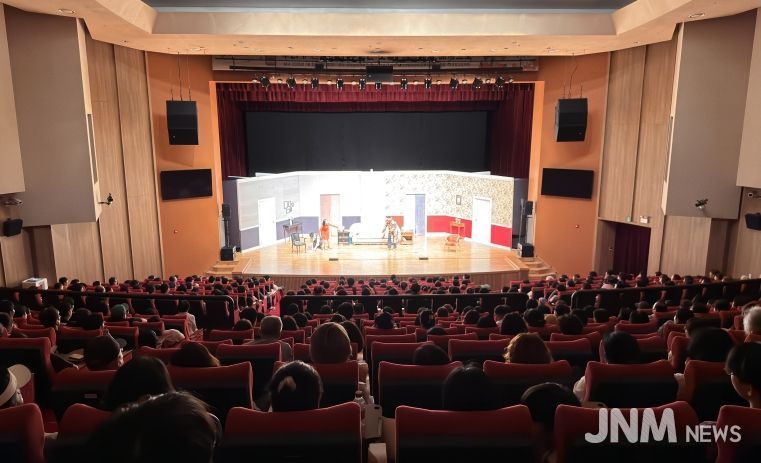 완도군, _문화의 날_에 다양한 문화 공연 마련(사진은 지난 8월에 선보인 연극 라이어)