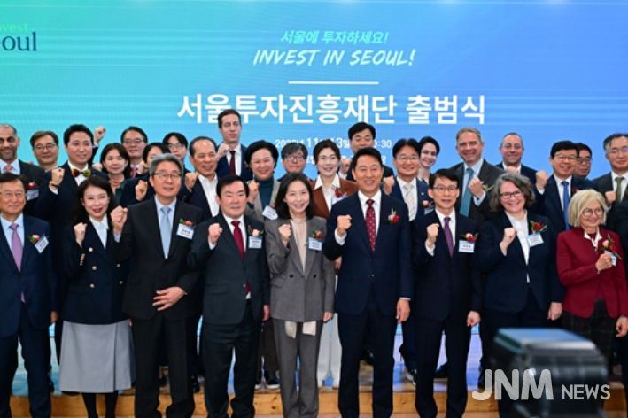 구미경 의원이(두번째줄, 오른쪽에서 다섯 번째 갈색 정장) 행사에 참석하여 기념사진을 촬영하고 있다.