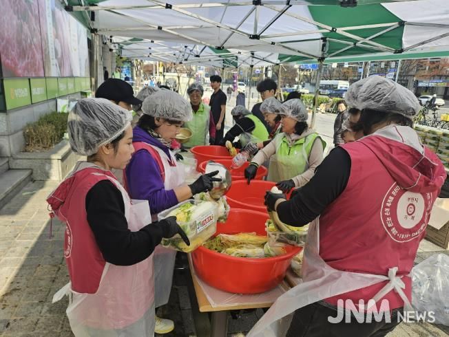 지난 13일 부천농협, 농협 부천시지부에서 독거노인 위한 백김치 257박스를 전달했다.