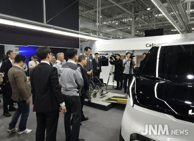 정명근 화성특례시장이 기아 오토랜드 화성에서 시타 PV5에 대한 설명을 듣고 있다