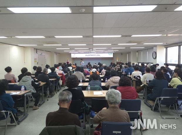 충주시 당뇨병 바로알기 강좌 개최(강의를 드는 시민들)