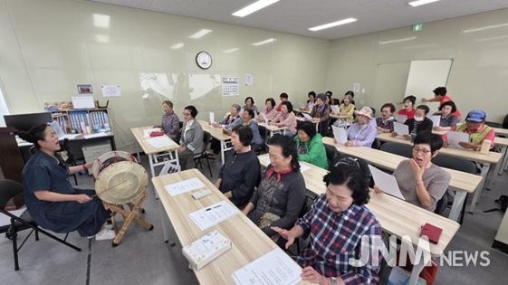 충주 문화도시센터 실버 대상 문화예술 교육 프로그램 국악과 창의적 나이듦