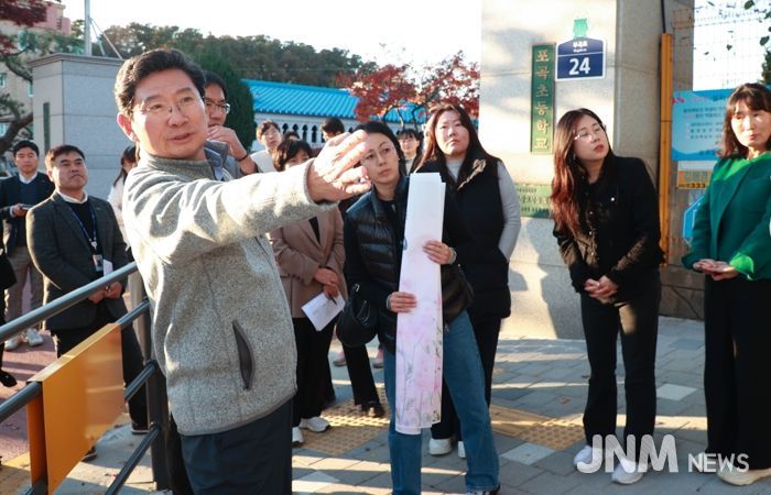 이상일 용인특례시장이 14일 포곡초등학교에서 학부모들과 만나 학생들의 안전을 위한 방안을 논의했다.