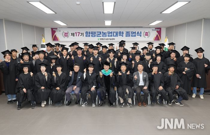 졸업식 단체사진 – 이상익 함평군수 : 가운데 초록색 가운