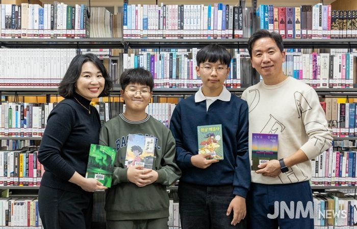 칠곡군립도서관에서 독서를 즐기고 있는 오 씨 가족의 모습. 온 가족이 함께 도서관을 찾는 것이 일상이 됐다.