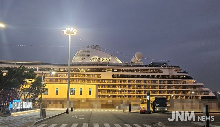 인천항 크루즈 터미널에 리젠트 세븐시즈(Regent Seven Seas)사의 ‘세븐시즈 익스플로러(Seven Seas Explorer)’호가 정박해 있다 / 사진제공 = 인천항만공사