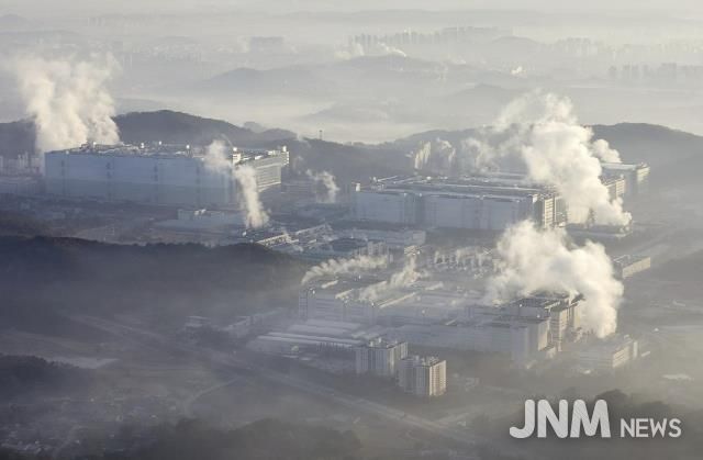 삼성디스플레이 전경. 아산시의 꾸준한 성장에는 대기업과 유관 기업 등 양질의 일자리가 주요했다.