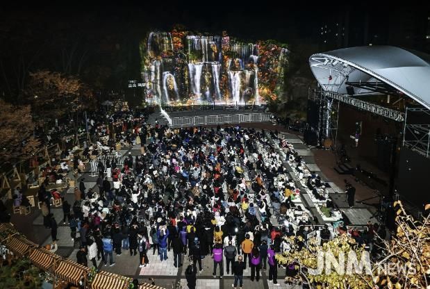 지난 15일 배봉산 숲속폭포에서 미디어파사드 작품이 첫 상영되고 있다.