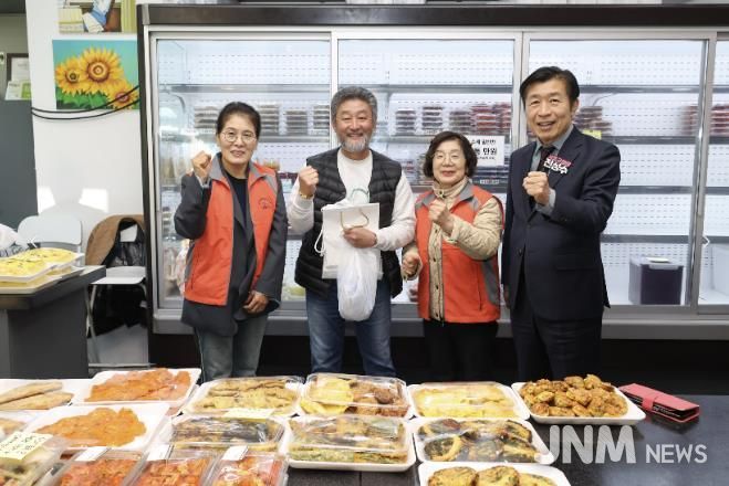 전성수 서초구청장(가장 오른쪽)이 송우학 행복한 반찬 상점주(왼쪽에서 두 번째)에게 재사용을 위한 종이봉투 등을 전달하고 기념사진을 찍고 있다.