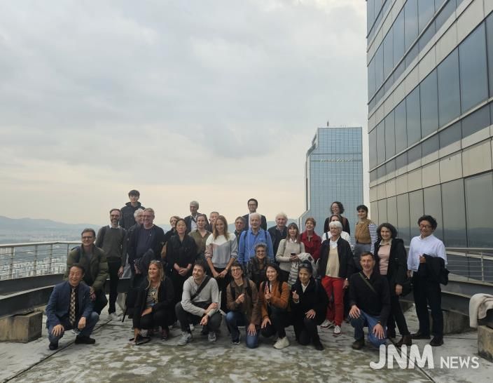 아셈타워 현장을 방문한 ACDC 방문단의 기념 촬영