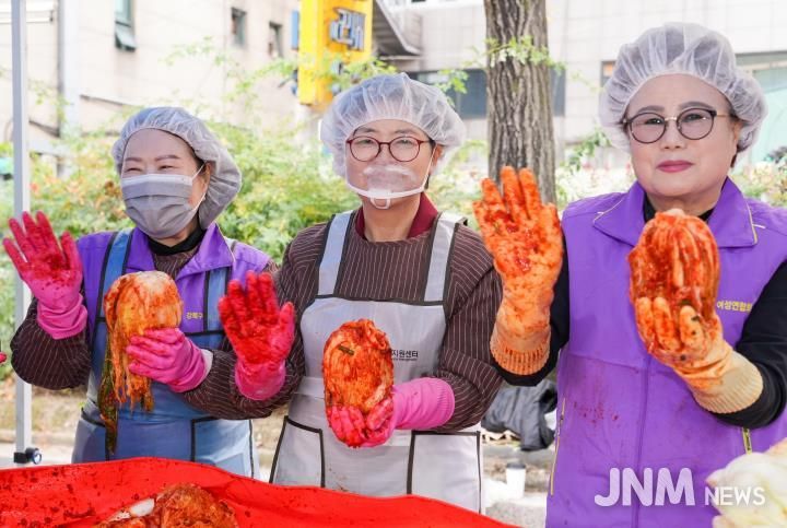 이순희 강북구청장(가운데)이 지난 13일 강북구청 광장에서 진행된 ‘다문화가정 김장 나눔’행사에 참석해 직접 담근 김치를 들고 기념사진을 찍고 있다.