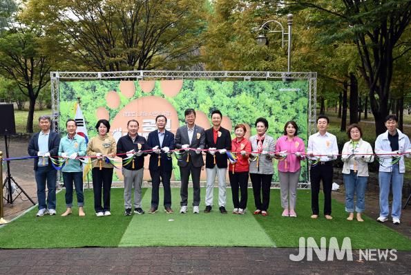 이민근 안산시장(사진 왼쪽에서 여섯번 째)이 10월 11일 안산호수공원에서 열린 공원 어싱데이에서 참석자들과 함께 기념촬영을 하고 있다.