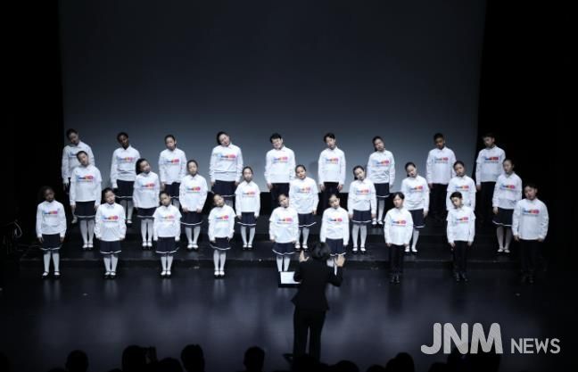 안산시 세계소년소녀합창단이 15일 소극장 보노마루에서 열린 ‘제15회 정기연주회’ 무대에서 합창을 하고 있다.