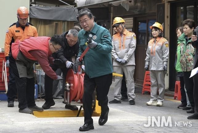 신중앙시장 지하매립식 비상소화장치함 사용 모의훈련