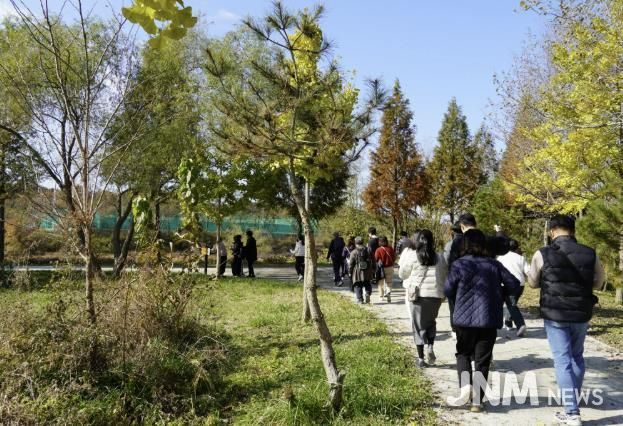 비봉습지공원 둘레길을 산책하는 시범투어 참여 관광객들