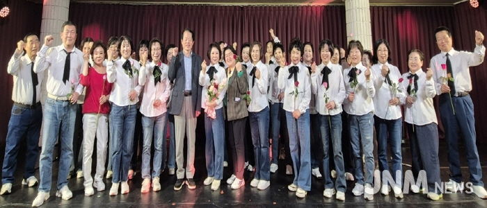 수원시 영통구 광교2동 라온시니어 합창단, 주민 환호 속에 정기연주회 성료