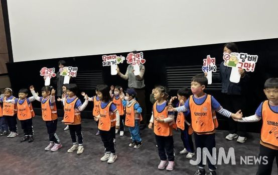 꾸러기금연도우미, 영화관나들이 어르신 대상 따뜻한 금연 캠페인 진행