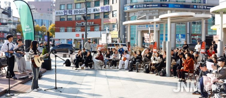 이천시 분수대오거리서 ‘수험생 응원 버스킹’ 열려