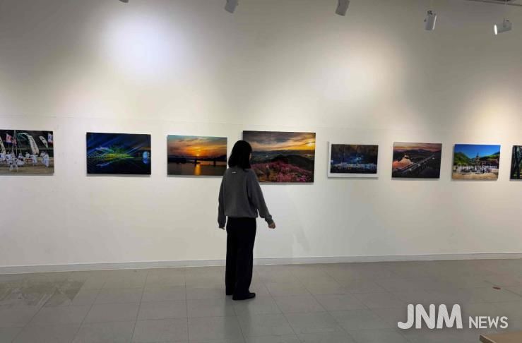 밀양아리랑아트센터 전시장에서 열리는 2025 밀양사계절관광 전국 사진 공모전