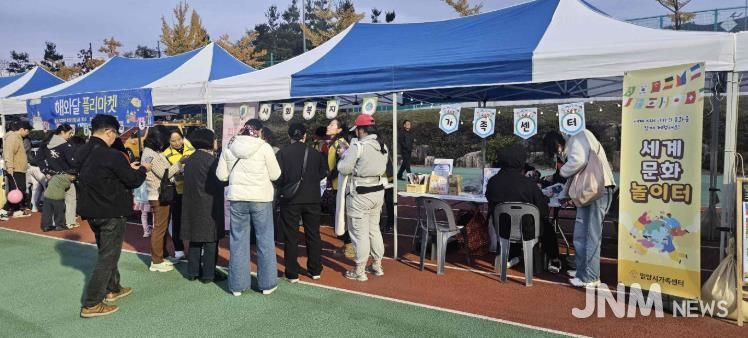 밀양시 해와달어린이집이 12일 밀양시종합운동장 보조경기장에서 나눔장터 행사를 진행했다.