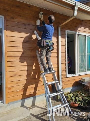 희망복지서비스로 주민 가구에서 전기안전점검을 하고 있는 모습