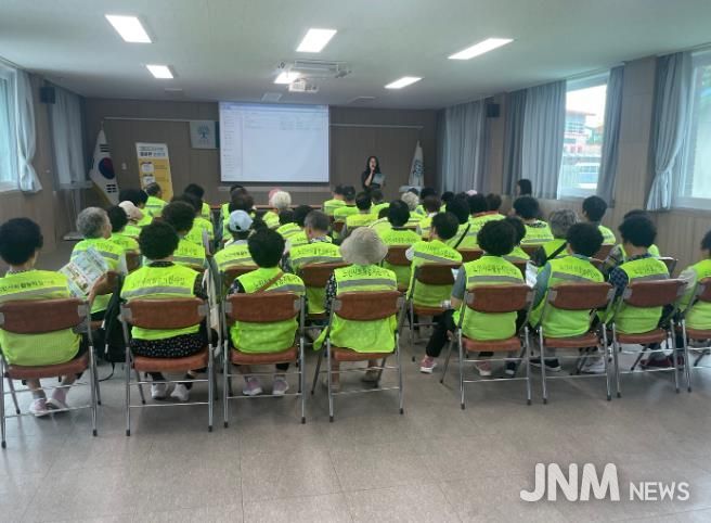 곡성군 노인사회활동지원사업 종사자를 대상으로 감염병 예방 교육을 추진하고 있는 모습