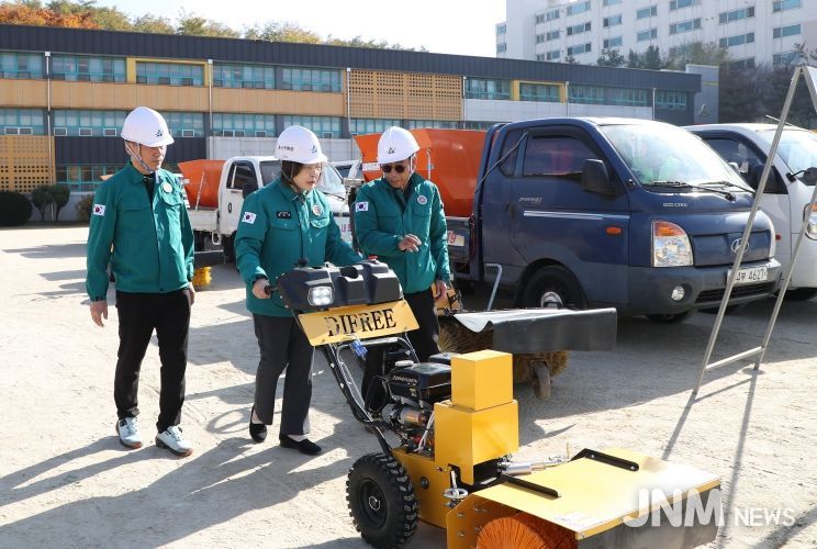 박희영 서울 용산구청장이 ‘용산구 제설장비 사전 시험가동 훈련’에서 직접 제살 장비를 운전하며 점검하고 있다.