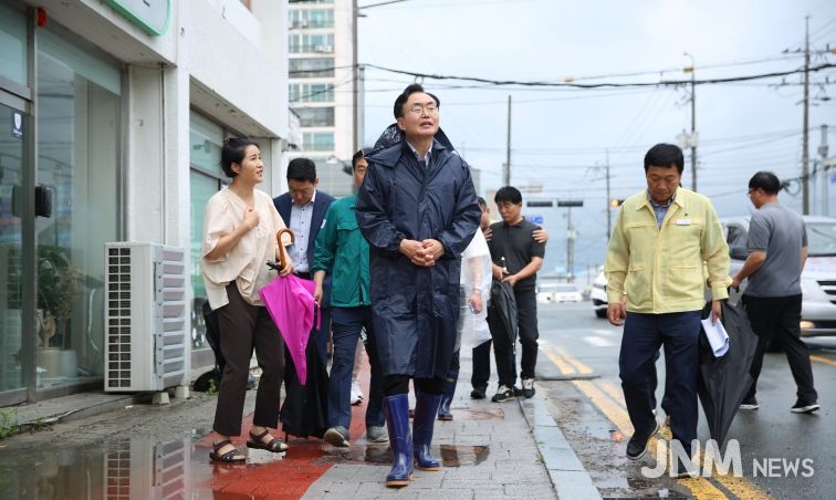 나주시가 7월 집중호우 피해를 입은 시민 부담을 덜기 위해 상하수도 요금 감면을 시행한다. 사진은 윤병태 시장이 금천면 일대 상습 침수 구역 점검에 나선 모습.