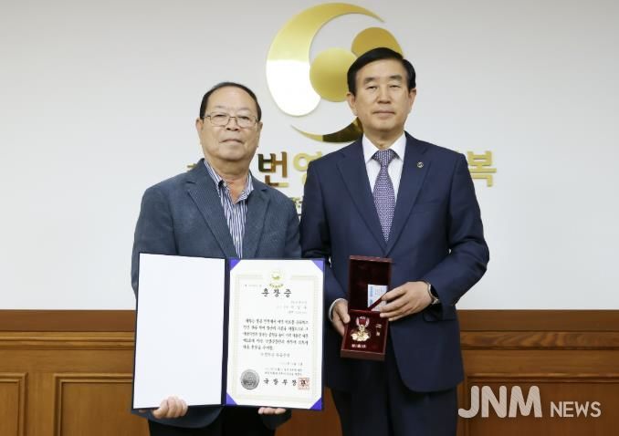 충주시, 6.25참전유공자 유족에 화랑무공훈장 전수