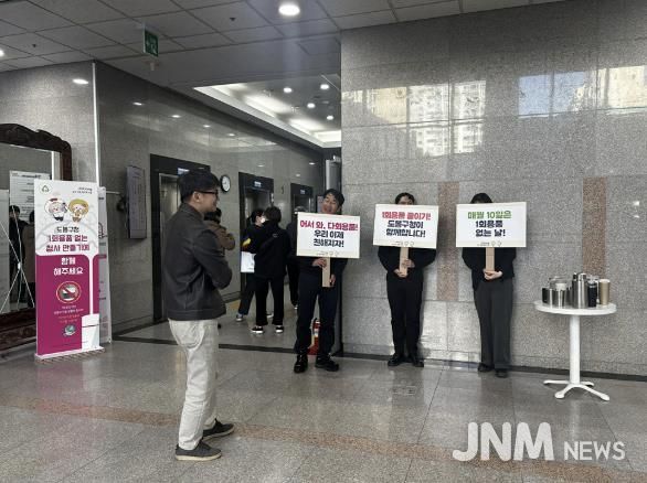 도봉구 직원들이 지난 11월 10일 구청사 1층 로비에서 ‘1회용품 제로청사 캠페인’을 전개하고 있다.