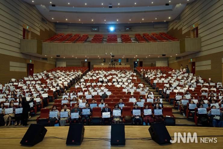 천안시가 17일 시청 봉서홀에서 보육교직원 한마음 행사를 열고 기념촬영을 하고 있다.