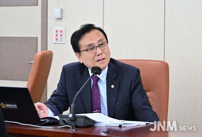 강석주 의원이 시민건강국 관련기관 행정사무감사에서 질의를 하고 있다.